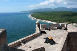 Il castello-fortezza del Morro all'ingresso della baia di Santiago de Cuba lungo la costa caraibica del paese.