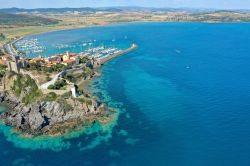 Il Castello, il promontorio e il porto di Talamone da dove transitò la spedizione dei 1000 guidata da Garibaldi