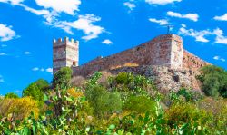 Il Castello Malaspina domina il centro storico del Borgo di Bosa in Sardegna