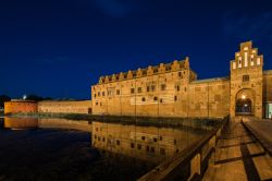 Il castello medievale di Malmo, Svezia, by night. Le sue spesse mura custodiscono i principali musei della città svedese.
