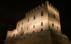 Ripresa notturna del Castello medievale di Mondaino in Emilia-Romagna - © Francesco Guitto / Shutterstock.com