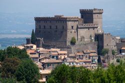 Il castello medievale di Soriano nel Cimino, Italia. Costruita a partire dal XIII° secolo, questa massiccia fortezza è stata ampliata e modificata nel corso dei secoli arrivando ai ...