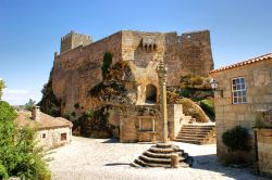 Il castello medievale di Sortelha, Portogallo - Di questa imponente costruzione di epoca medievale è giunta sino ai giorni nostri la fortezza con le fortificazioni e le troniere per proteggere ...