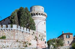 Il castello medievale di Trequanda in Toscana. Sede del vicario presso la Repubblica di Siena, di cui faceva parte, il Castello Cacciaconti è noto per il suo torrione circolare protagonista ...