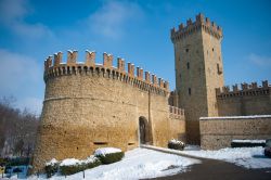 Il Castello medievale di Vigoleno, fotografato in inverno dopo una nevicata - © samshut / Shutterstock.com