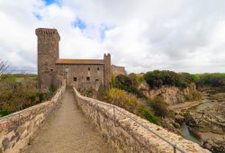 Il Castello medievale di Vulci si trova vicino a Montalto di Castro nel Lazio - © ValerioMei / Shutterstock.com