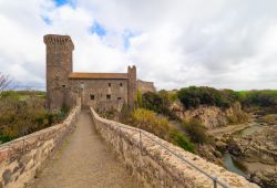 Il Castello medievale di Vulci si trova vicino a Montalto di Castro nel Lazio - © ValerioMei / Shutterstock.com