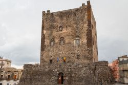 Il castello medievale normanno nel centro di Adrano, Sicilia. Uno dei simboli della città etnea, il castello è una torre fatta erigere sotto il conte Ruggero I° di Sicilia ...