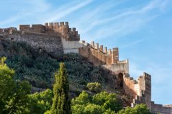Il castello romano di Sagunto visto dal basso, Spagna. Le sue origini sono sicuramente di epoca romana ma il susseguirsi di vari popoli conquistatori in questa terra ne hanno cambiato più ...