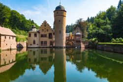 Il castello sull'acqua nel borgo di Mespelbrunn, Germania. A pochi chilometri di Aschaffenburg, questo grazioso villaggio di 2500 abitanti ospita una delle più suggestive residenze ...