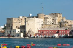 Il Castello Svevo di Brindisi domina il molo occidentale del porto cittadino, costa adriatica della Puglia - © ollirg / Shutterstock.com