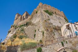 Il castello svevo di Rocca Imperiale (Calabria) sovrasta il centro urbano con la sua massiccia presenza.