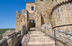 Il castello svevo è il simbolo del borgo di Rocca Imperiale, paesino in provincia di Cosenza famoso per la produzione di limoni.
