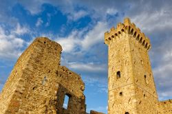 Il Castello Vescovile a Castelnuovo Magra in Lunigiana, Liguria orientale