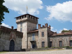 Il Castello Visconteo a Somma Lombardo in provincia di Varese, Lombardia - © Claudio Giovanni Colombo / Shutterstock.com
