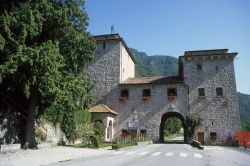 Il Castelnuovo di Quero in Veneto, è l'attrazione principale del comune di Quero Vas in provincia di Belluno. sul fiume Piave - © www.infodolomiti.it/