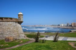 Il Castelo do Queijoa e sullo sfonfo Matosinhos in Portogallo, regione do Norte