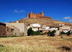Il  Castillo domina il villaggio di La Calahorra in Andalusia, Spagna