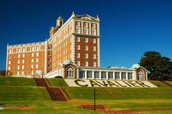 Il Cavalier Hotel a Virginia Beach, Virginia (USA). E' uno dei pochi grandi hotel rimasti in questa cittadina di mare - © James Kirkikis / Shutterstock.com