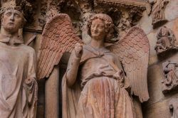 Il celebre Angelo Sorridente sulla facciata della cattedrale di Notre-Dame di Reims, Francia.


