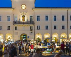 Il celebre Mercatino delle Pulci di Cervia, in una sera d'estate - © Michele Vacchiano / Shutterstock.com