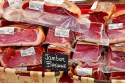 Il celebre prosciutto di Bayonne (Francia) al mercato della fattoria Viltain - © Pack-Shot / Shutterstock.com