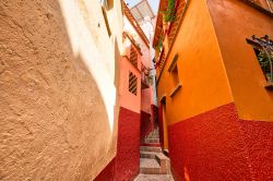 Il celebre Viale dei Baci nel centro di Guanajuato, Messico. E' la viuzza più stretta della cittadina tanto che due balconi sembrano baciarsi.
