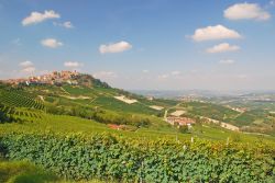 Il celebre villaggio di La Morra, Cuneo, Piemonte. Di origine antica, questa località venne fondata verso la fine del XII° secolo dal Comune di Alba. Secondo alcuni il nome La Morra ...