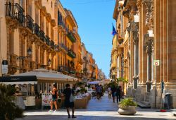 Il centralissimo Corso Vittorio Emanuele nel cuore storico di Trapani (Sicilia) - © poludziber / Shutterstock.com