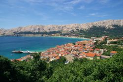 Il centro abitato di Baska visto dall'alto, Croazia. La città vanta numerosi monumenti culturali di grande importanza così come antichi edifici e luoghi sacri.
