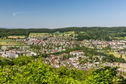 Il centro abitato di Brugg (Svizzera) immerso nella natura. Un tempo località di riferimento della dinastia degli Asburgo, oggi è una graziosa destinazione turistica di 11 mila ...