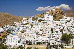 Il centro abitato di Ios, Grecia. Le pittoresche case di quest'isola greca - © Alex Yeung / Shutterstock.com