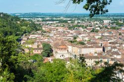 Il centro abitato di Moissac visto dal belvedere di Nostra Signora del Calvario, Francia. 
