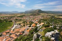 Il centro abitato di Posada, Sardegna, visto dall'alto. Insediamento italico-etrusco (V°- IV° secolo a.C.), Posada è uno dei centri sardi più antichi - © Mildax ...