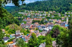 Il centro abitato di Triberg im Schwarzwald (Baden-Wurttemberg) in Germania fotografato dall'alto. 
