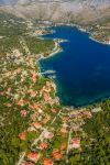 Il centro abitato di Zaton affacciato sulla laguna: siamo in una nota destinazione turistica della Croazia.

