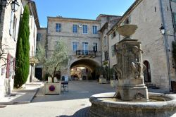 Il centro caratteristico del borgo di Barakiac in Occitania, sud della Francia