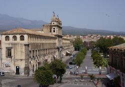 Il centro città di Adrano con il monastero, provincia di Catania, Sicilia - © Dafinchi / Shutterstock.com