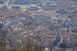 Il centro città di Grenoble visto dalla fortezza della Bastille, Francia.
