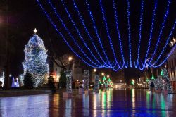Il centro città di Varna by night durante il periodo dell'Avvento (Bulgaria). L'albero di Natale e le luminarie decorano la piazza cittadina.
