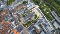 Il centro cittadino e la cattedrale di Pau visti dal drone, Nuova Aquitania (Francia).
