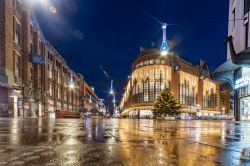Il centro commerciale Bijenkort a L'Aia illuminato di notte durante il Natale (Olanda) - © Ankor Light / Shutterstock.com