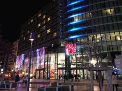 Il centro commerciale Jaude nell'omonima piazza di Clermont-Ferrand, Francia, fotografato di notte - © Keitma / Shutterstock.com