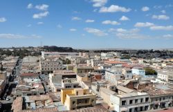 Il centro della capitale Asmara, Eritrea, visto dall'alto. Come tante altre città coloniali, anche Asmara fu riprogettata con un piano urbanistico preciso e divisa in quattro zone ...