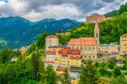 Il centro della cittadina di Bad Gastein, Austria, con la chiesa parrocchiale.

