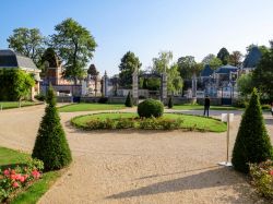 Il centro della cittadina di Meursault in Borgogna, Francia orientale - © RICIfoto / Shutterstock.com