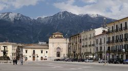 Il centro della piccola cittadina di Sulmona, Abruzzo. Sulmona è il paese natale del poeta Ovidio oltre che patria del confetto. Storia, arte e tradizione si mescolano in questa affascinante ...