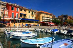 Il centro di Cassis: la marina del borgo in Costa Azzurra (regioneProvence-Alpes-Côte d'Azur, in Francia) - foto © Anilah / Shutterstock.com