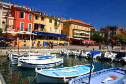 Il centro di Cassis: la marina del borgo in Costa ...