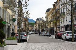 Il centro di Aix-les-Bains con edifici e palazzi affacciati su una delle strade cittadine, Francia - © gumbao / Shutterstock.com